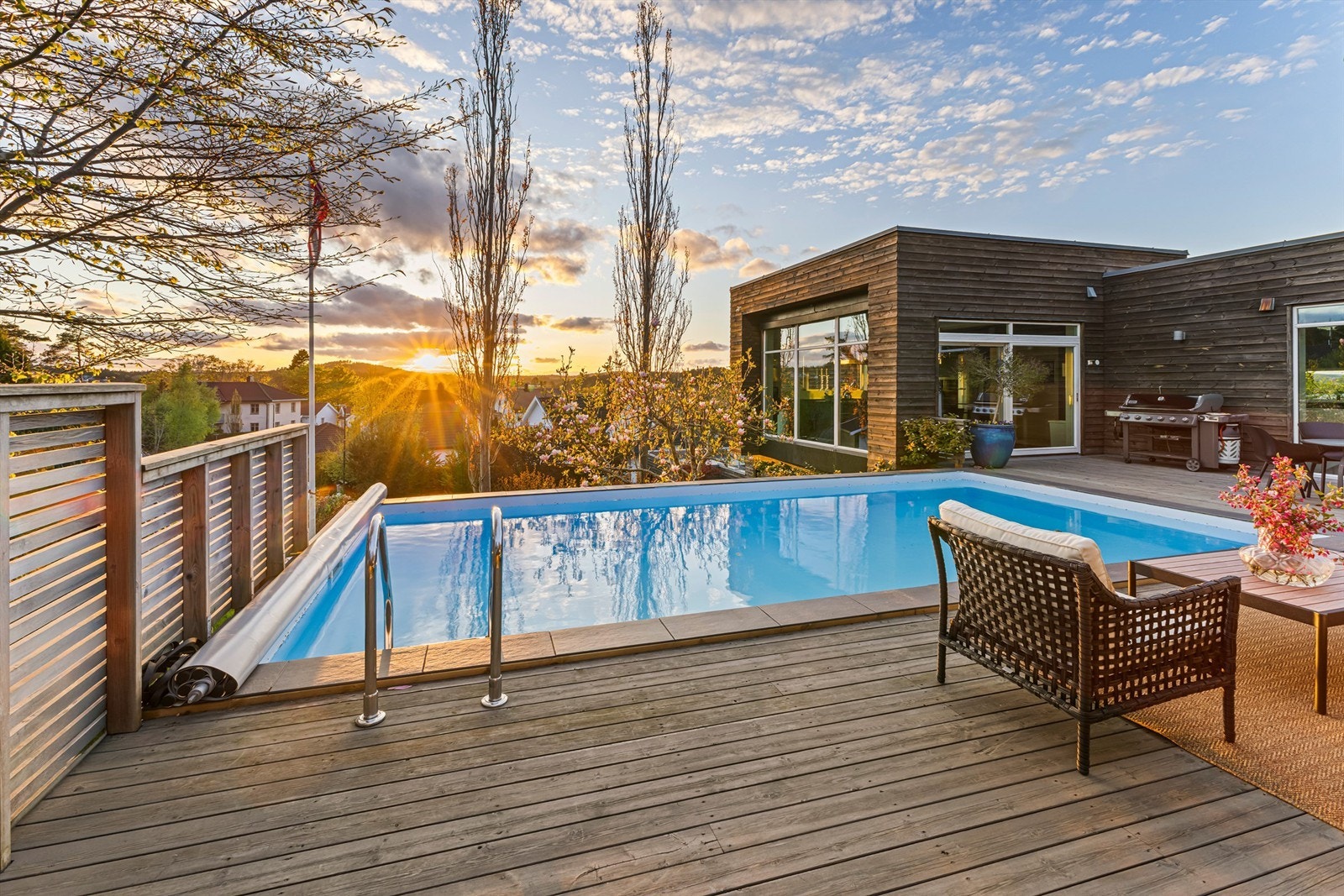 I hagen er det privat bassengområde med vakker utsikt Galleribilde