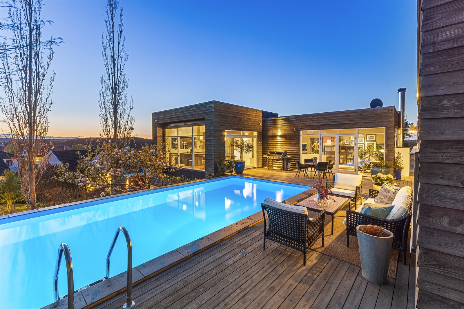 Trolldalslia 33 - Arkitekttegnet villa med nydelige utearealer med badebasseng, terrasser og vakre beplantninger som gir liv og farge gjennom hele sesongen. Galleribilde