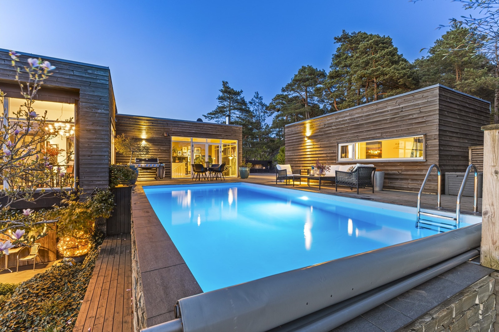 Basseng med belysning. Bassenget er på 4x8 meter og en dybde på 1,5 meter. God plass for møblementer på terrassen rundt bassenget. Galleribilde