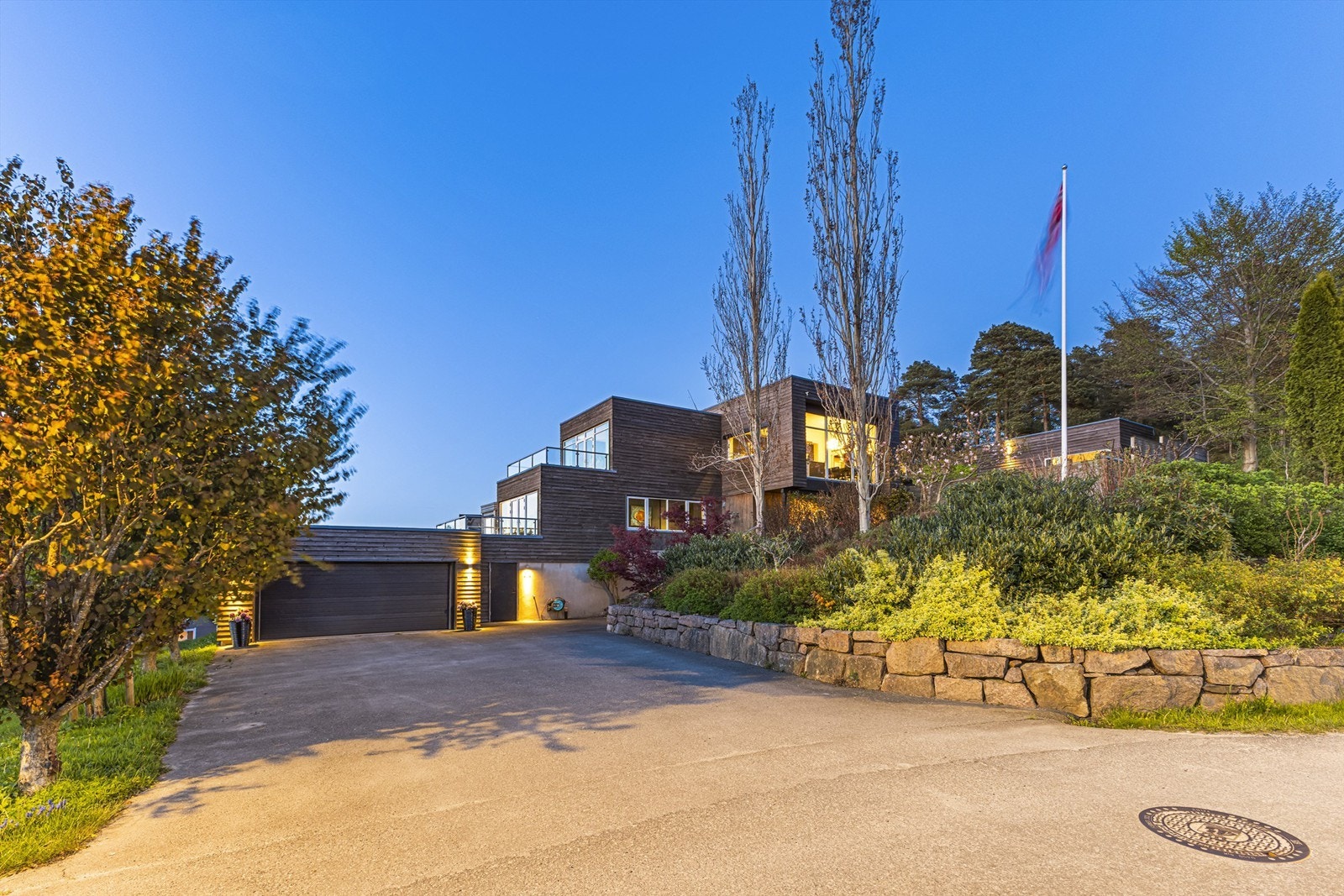 Eiendommen har en flott beliggenhet i attraktivt boligstrøk. Barnevennlig og rolige omgivelser med nærhet til det man trenger i hverdagen. Galleribilde