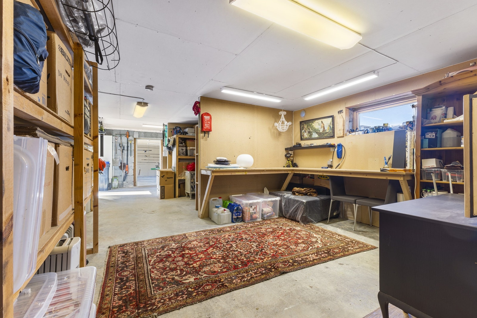 Stor bod i kjeller som gir rikelig med lagringsplass Galleribilde