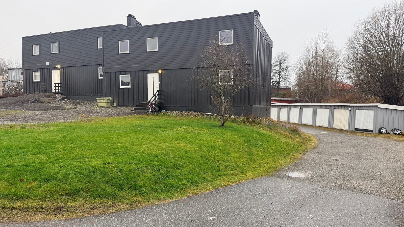 Adkomstpartiet med biloppstillingsplasser og fellesarealer Galleribilde