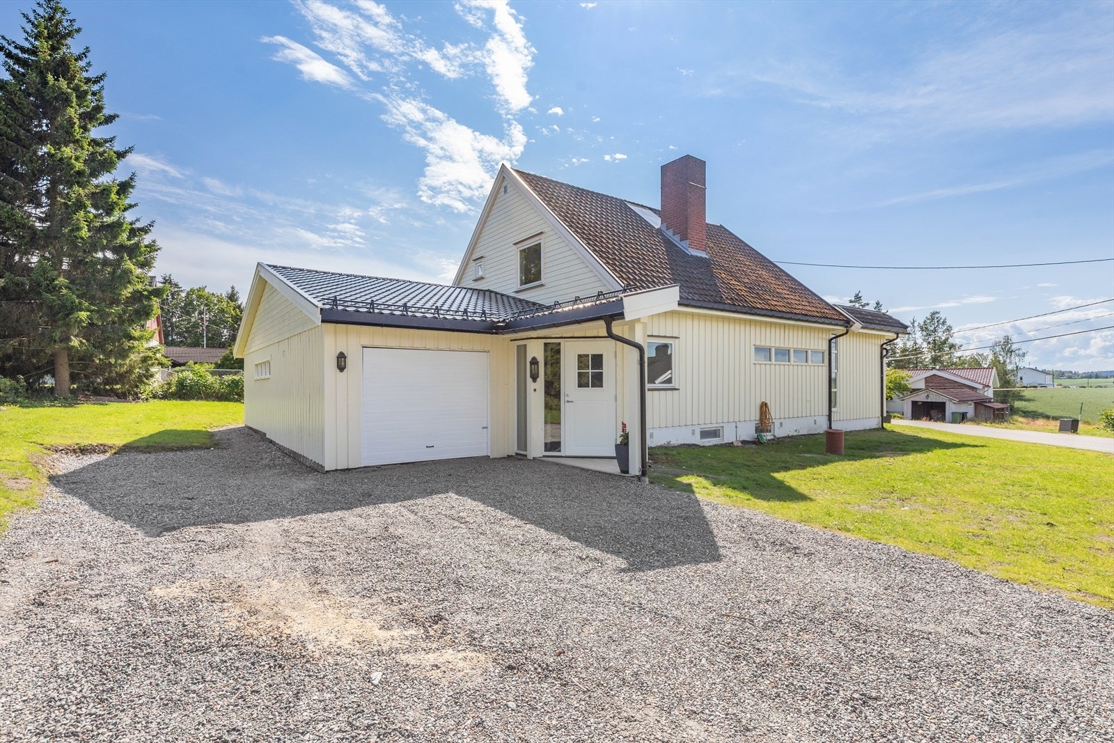 Det er parkeringsplass i garasje og biloppstillingsplasser foran boligen. Galleribilde