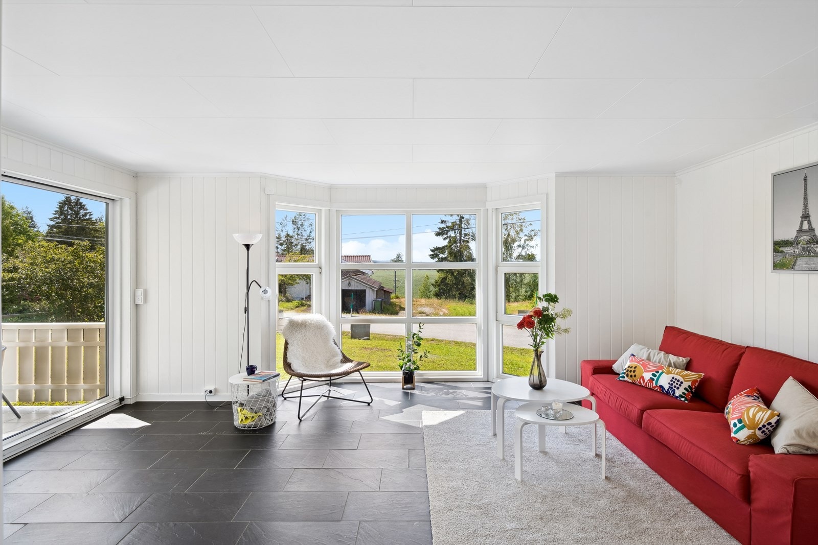 Stuen har tilgang på mye naturlig lys fra flere vinduer. Galleribilde