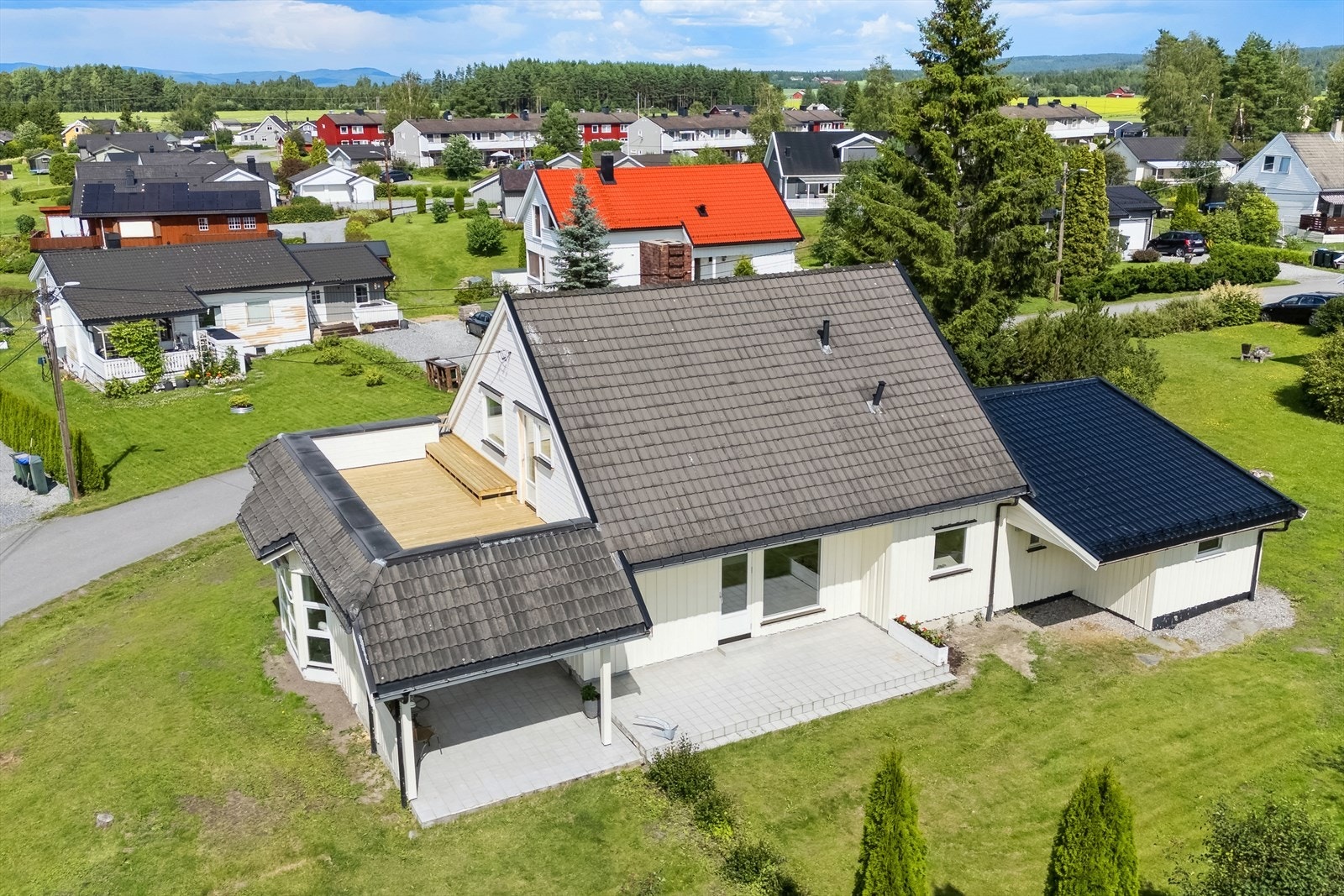 Innholdsrik enebolig i ett meget barnevennlig og rolig bomiljø med gangavstand til Årnes sentrum. Galleribilde