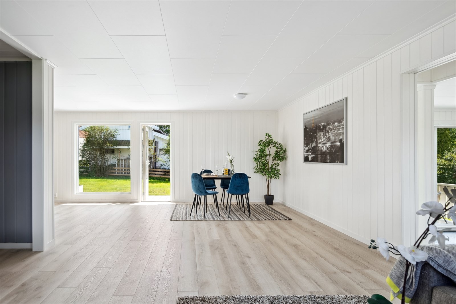 Det er utgang fra stue til en romslig terrasse. Galleribilde