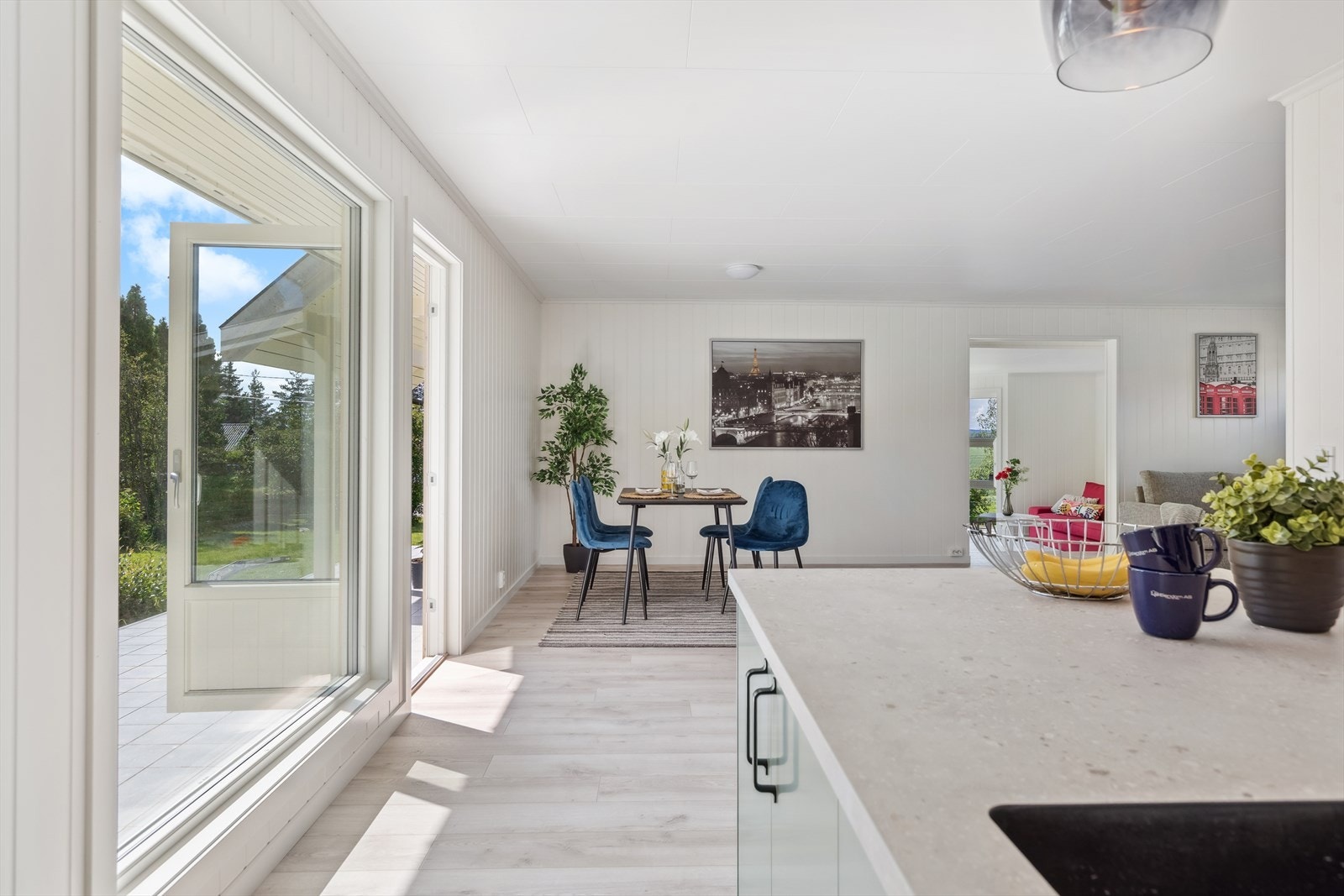 Kjøkkenet er i åpen løsning til stue. Her er det god plass til spisebord med tilhørende stoler. Galleribilde