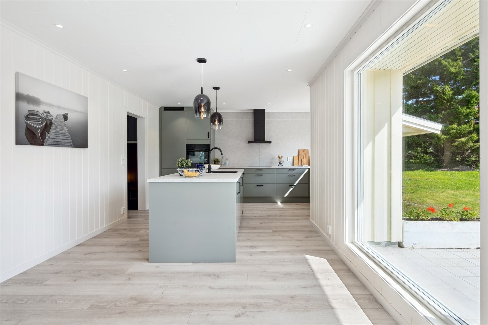 Kjøkkenet har en praktisk kjøkkenøy. Galleribilde