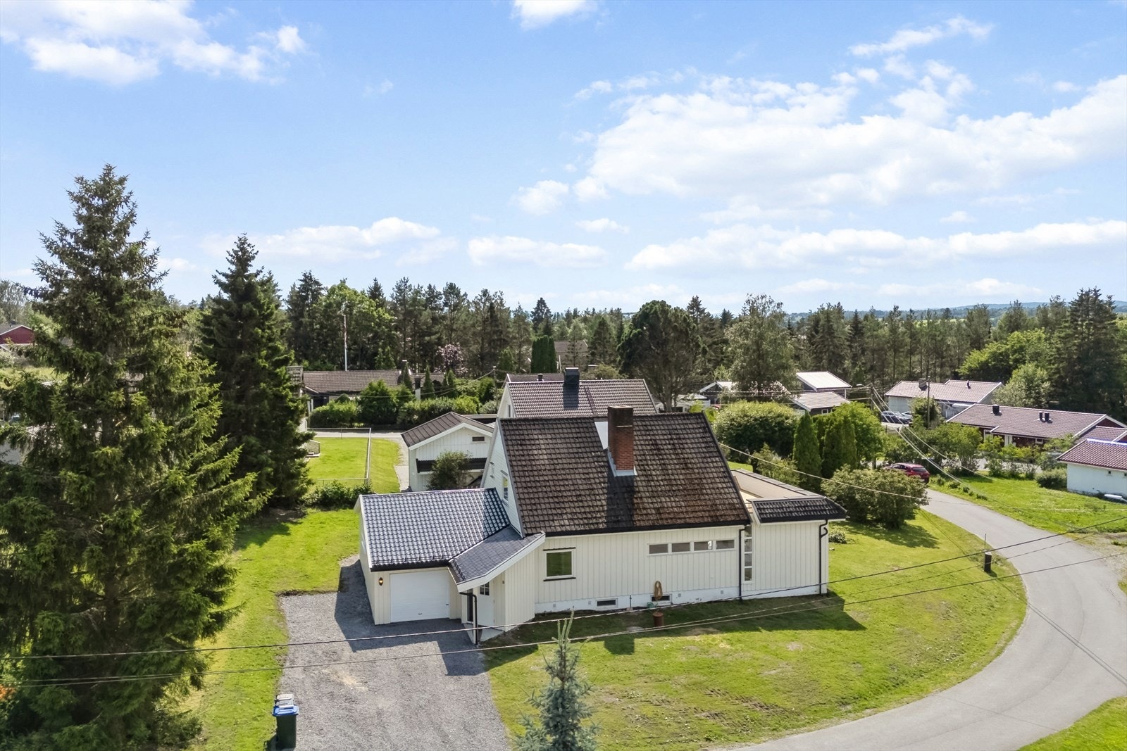 Eneboligen ligger i et populært og barnevennlig boligområde på Runni. Galleribilde