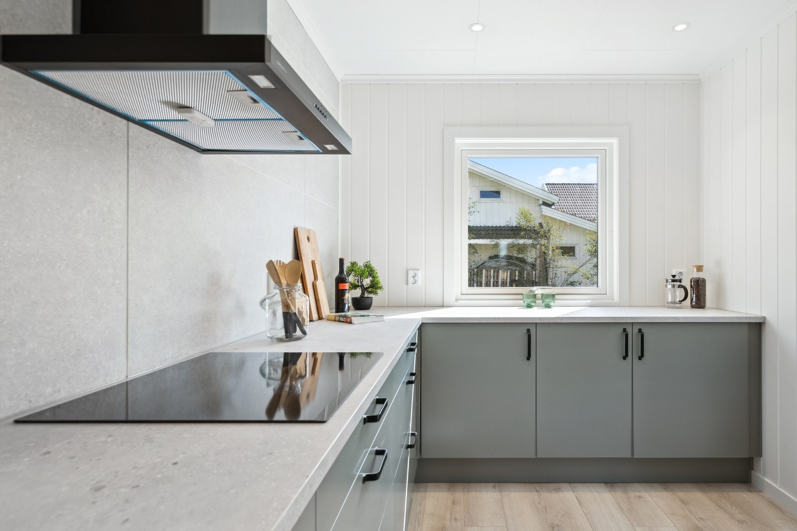 Kjøkkenet har mye naturlig arbeidslys fra ett stort vindu. Galleribilde