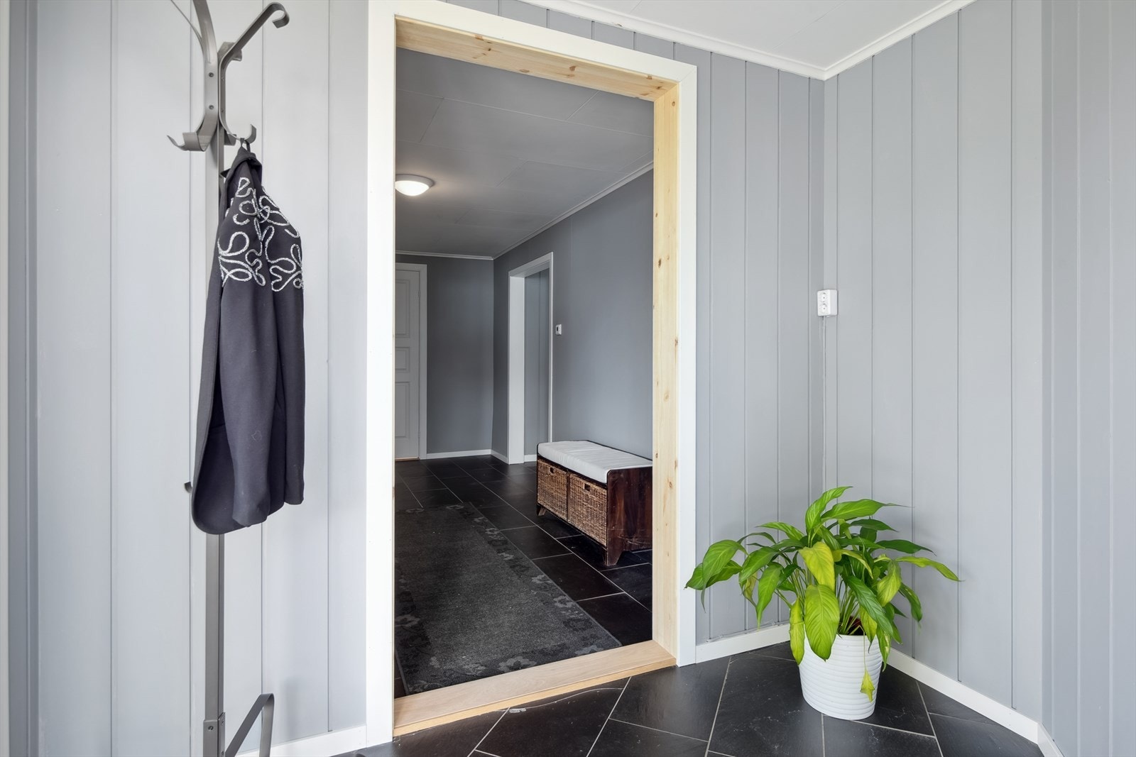 Hyggelig entré ønsker deg velkommen inn i boligen. Galleribilde