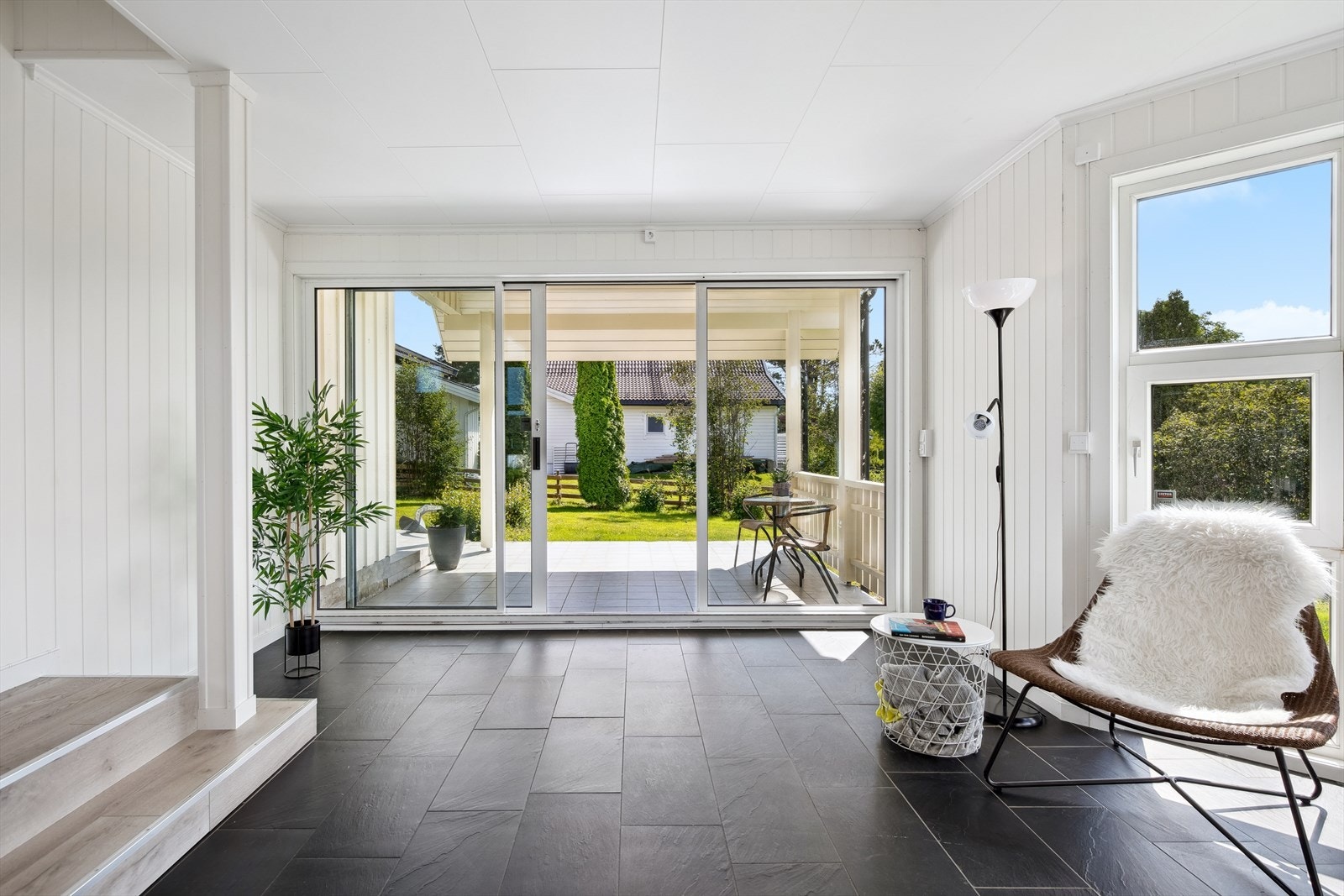 Det er utgang til en romslig terrasse fra stuen. Galleribilde