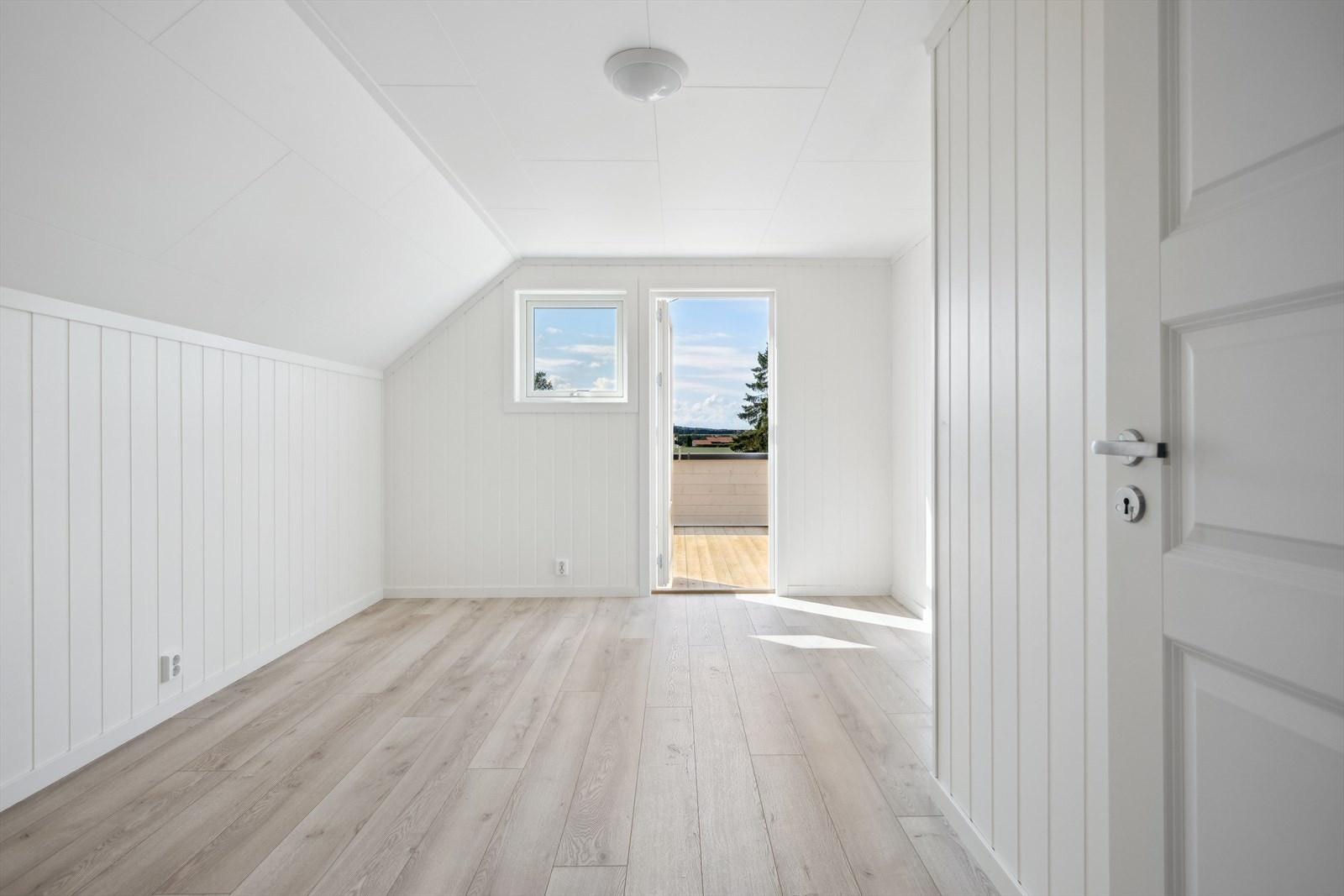 Soverom med utgang til balkong. Galleribilde