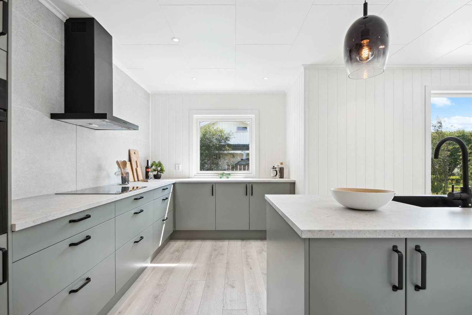 Ny kjøkkeninnredning med integrete hvitevarer og gode arbeidsflater. Galleribilde