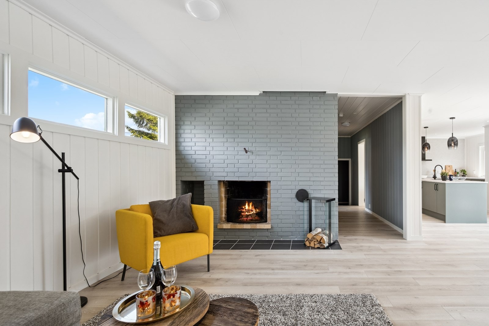 I stuen er det en åpen vedovn. Galleribilde