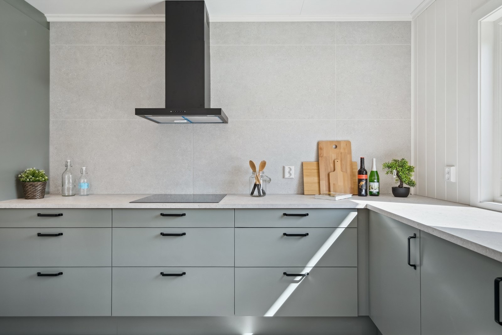 Det er laminerte benkeplater med nedfelt oppvaskkum og fliser over benkeplate. Galleribilde