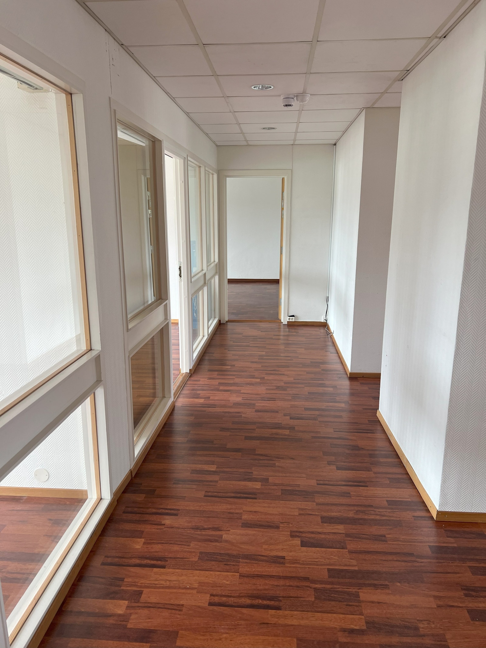 Gang mot kontorer, lager, kjøkken Galleribilde