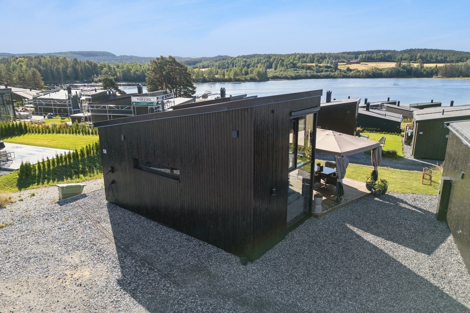 Det er parkeringsplass på egen gårdsplass. Galleribilde