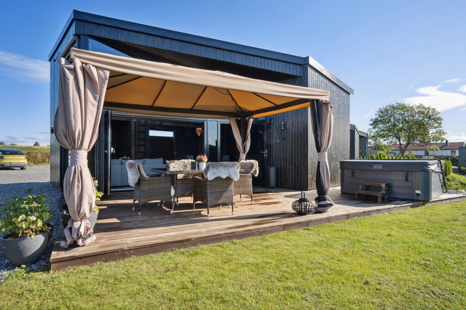 På terrassen er det en koselig jacuzzi. Galleribilde