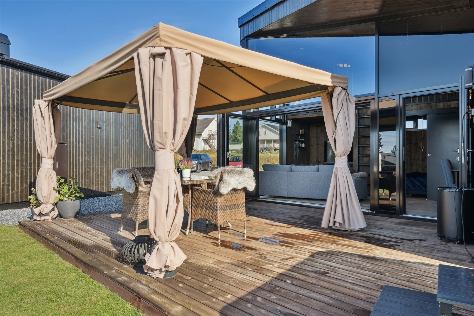 Ute på terrassen er det en flott paviljong. Her er det god plass til utemøblement. Galleribilde