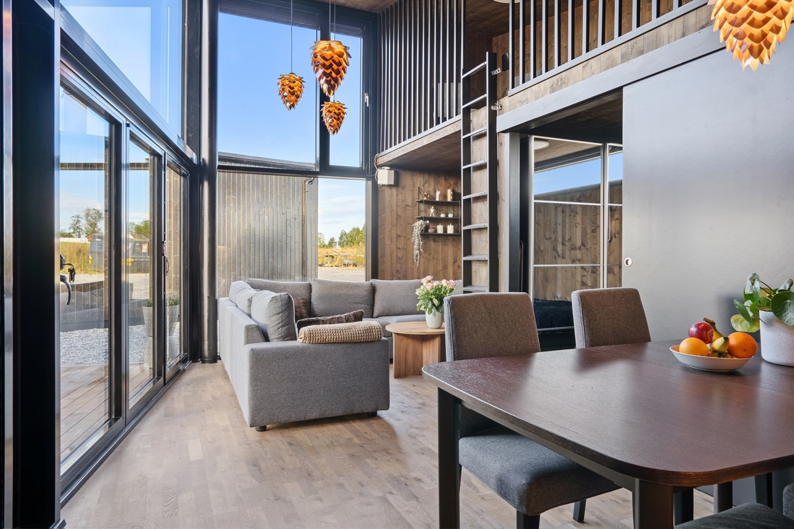 Stuen har ekstra takhøyde, store vindusflater og foldbare glassdører til terrassen. Galleribilde