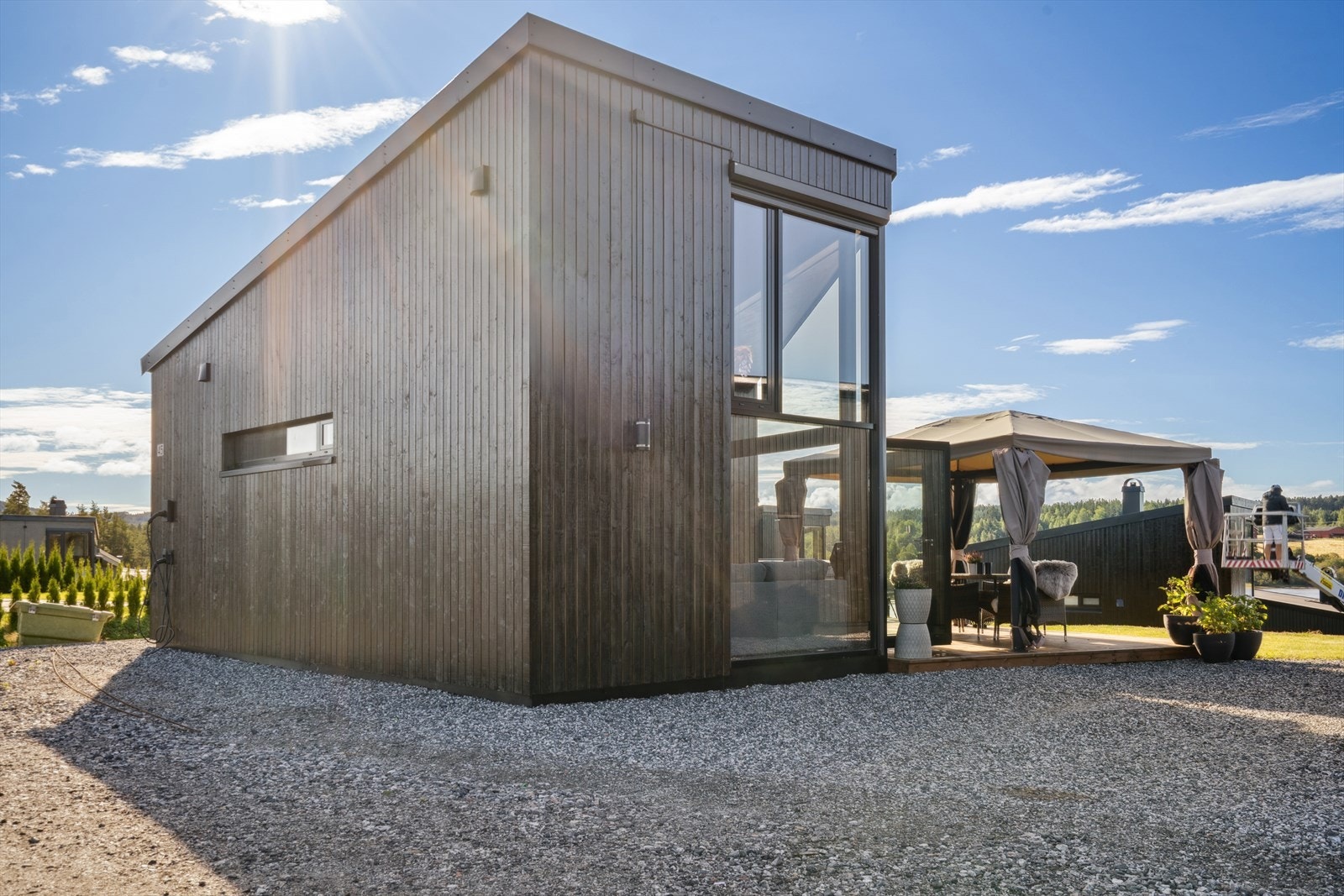 Fritidseiendommen ligger fint til på et landlig, nyetablert og barnevennlig hytteområde på Oppaker i Nes kommune. Galleribilde