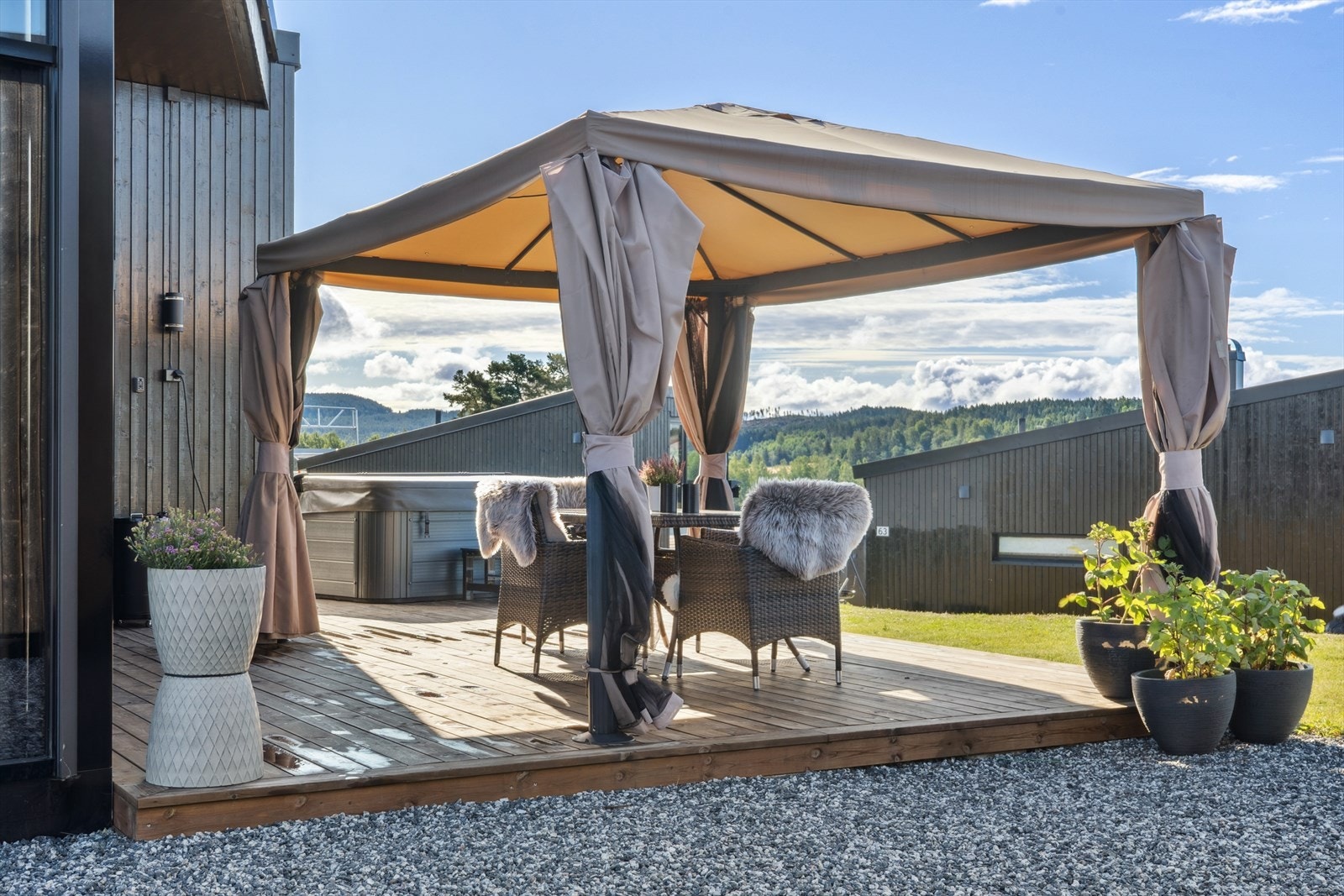 I hagen og utenfor stuen ligger en solrik terrasse på ca. 30 kvm. Galleribilde