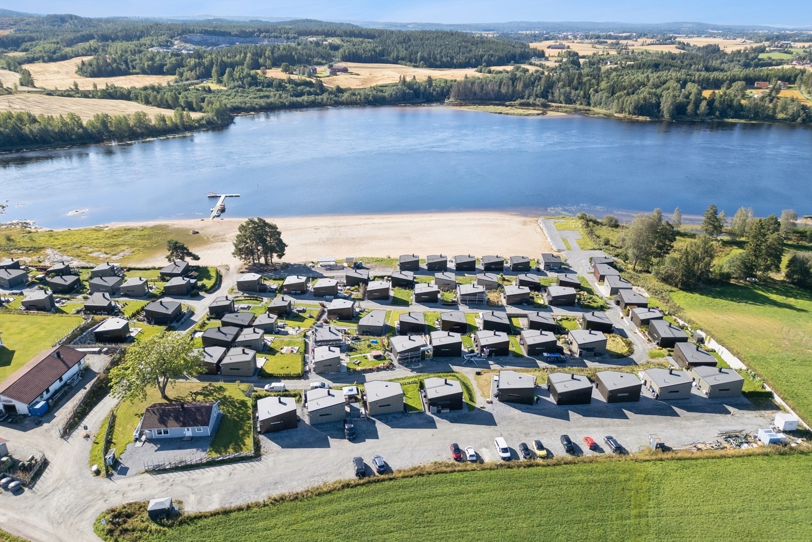 Hytta har en av de beste beliggenhetene i Nes Strandhager med flott opparbeidet uteareal og flott utsikt til Glomma. Galleribilde