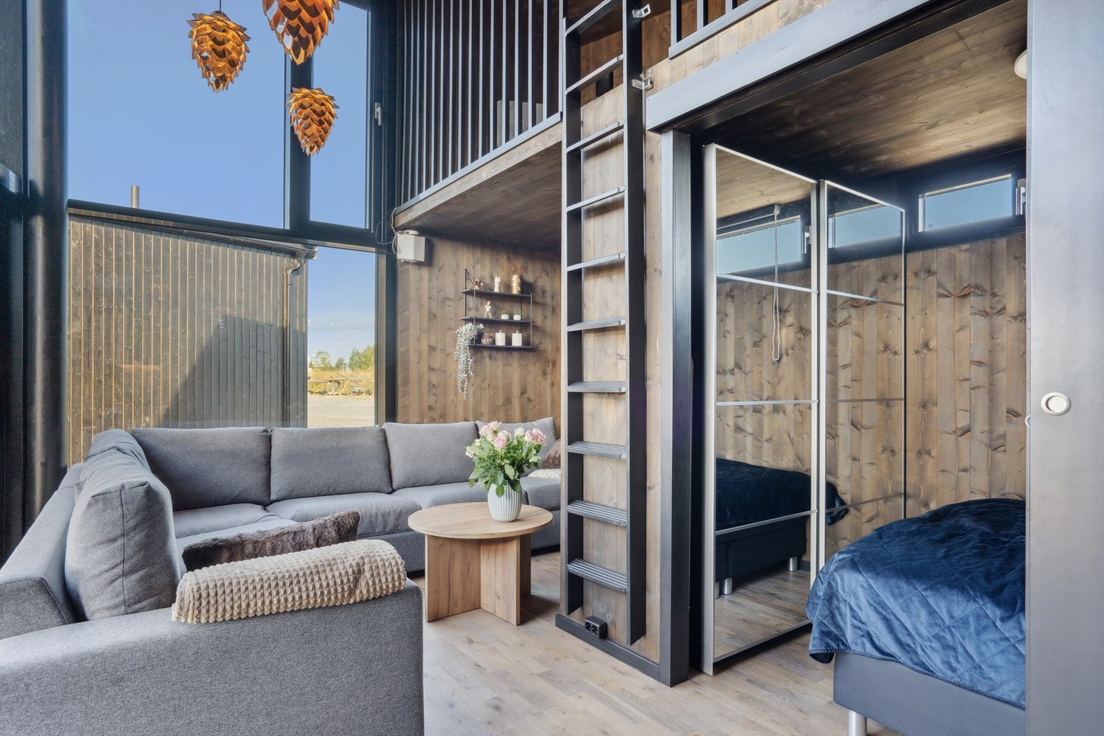 Hytta gir et svært tiltalende inntrykk med parkettgulv, mørkt veggpanel og smart planløsning. Galleribilde