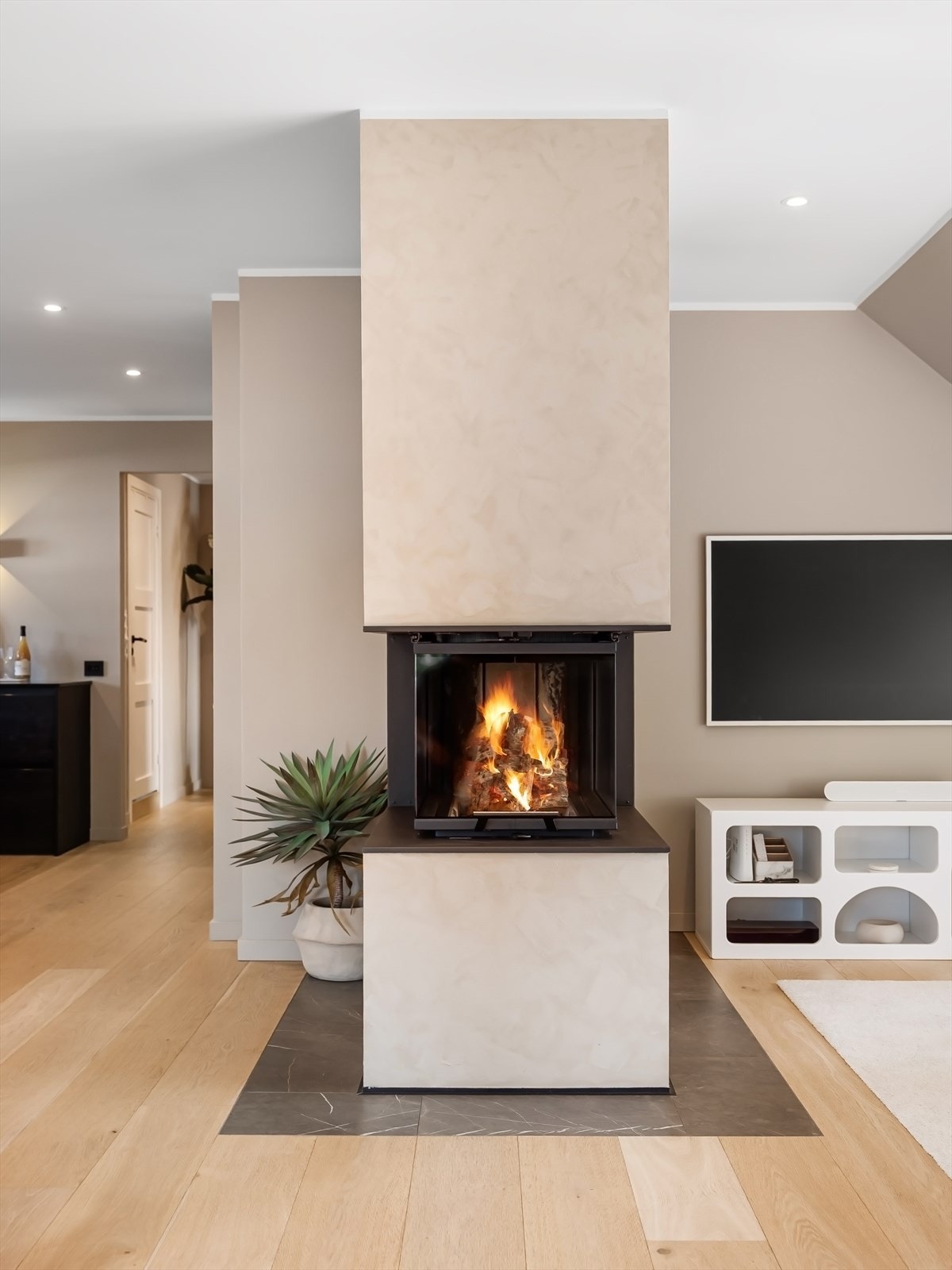 En moderne peis fra Romotop Heat, satt inn i 2020 gir varme og hygge både ved kjøkken og tv stue. Galleribilde