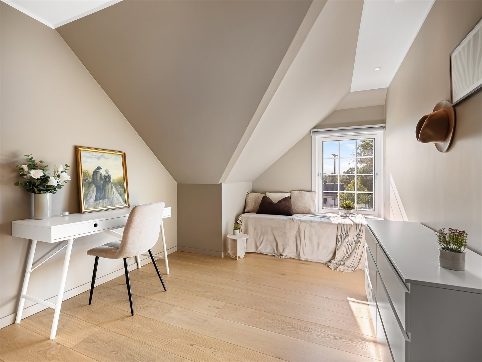 Soverom 2. Lyst og luftig med plass til både dobbeltseng og garderobe. Galleribilde