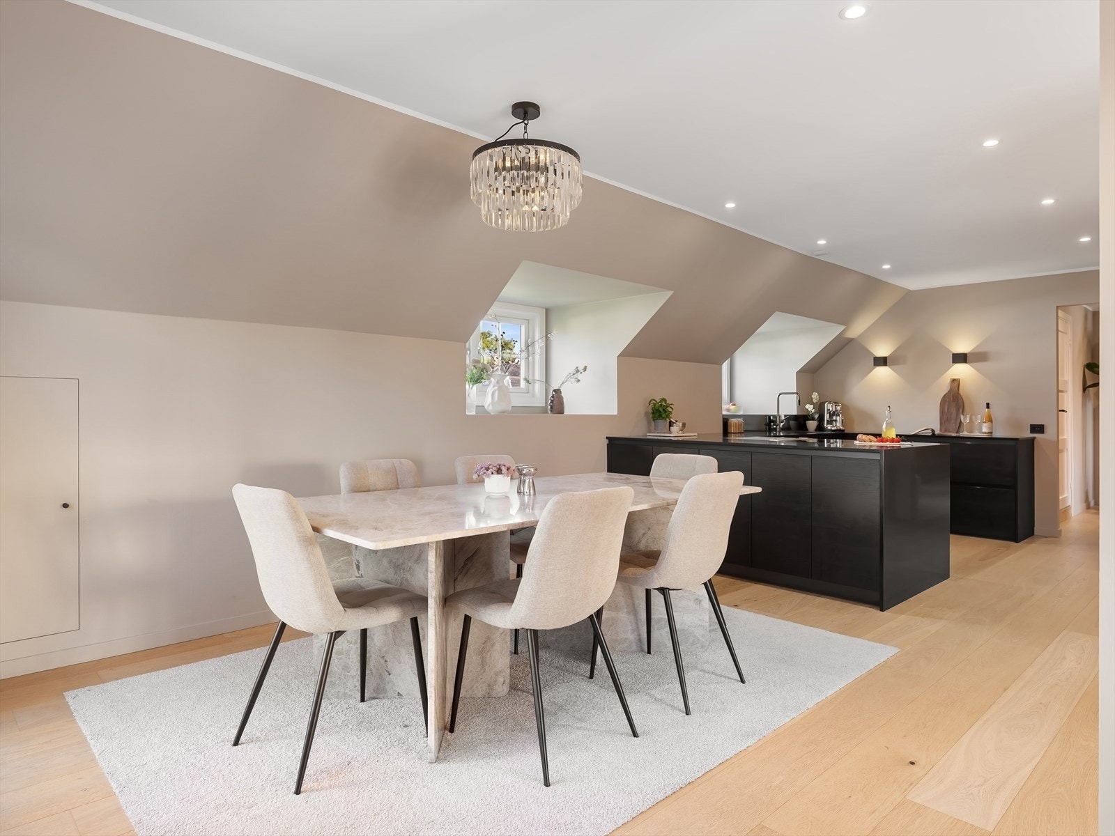 Lyse, pene overflater og en flott enstavs parkett. Galleribilde