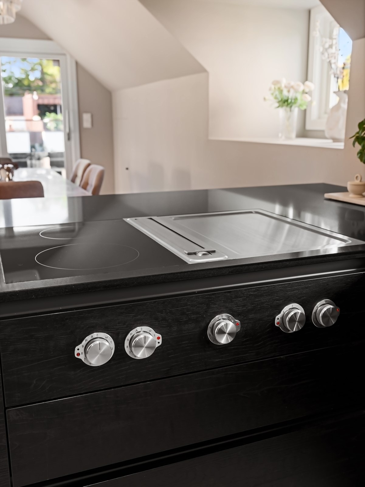 Bora induksjonstopp med teppanyaki grill, samt benkeventilator. Galleribilde