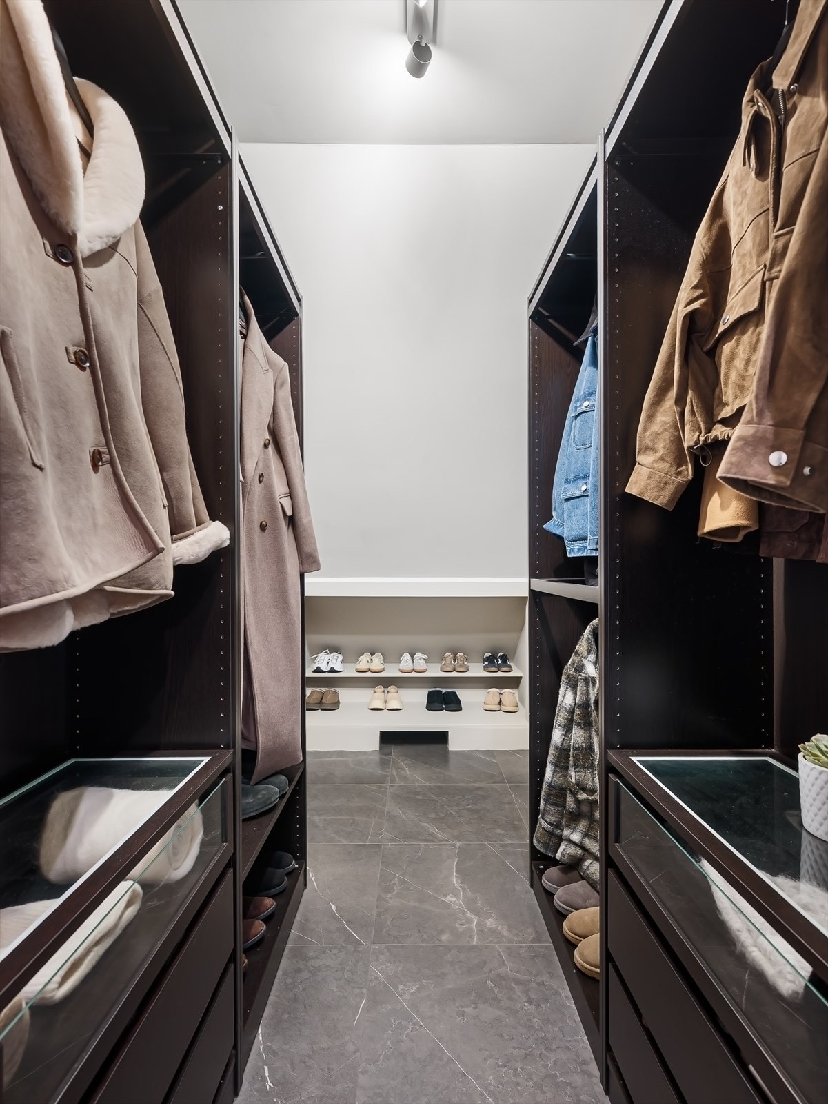 Omkledningsrom ved entré. Galleribilde