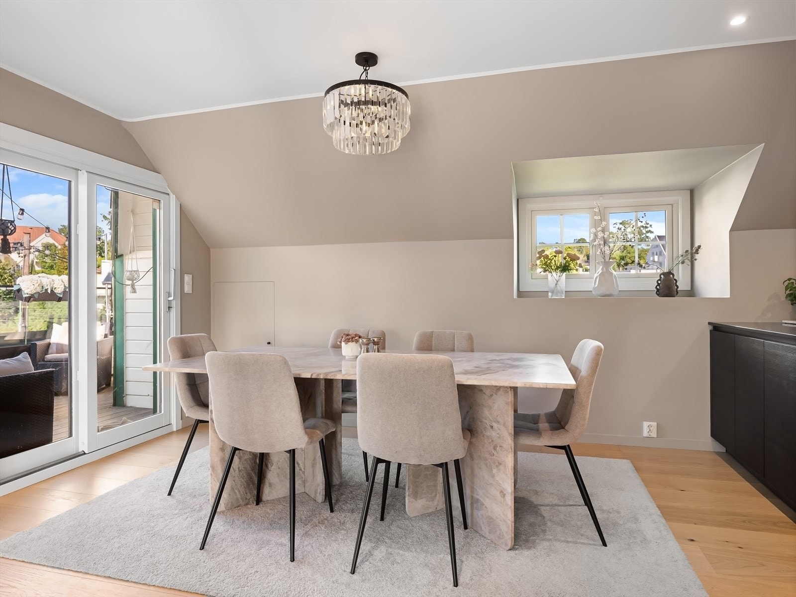 Praktisk lagringsbod ved spisestue. God plass til å dekke opp med langbord. Galleribilde