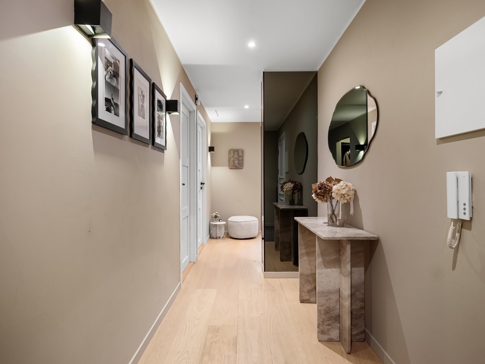 Entré er lys og romslig. I tillegg disponerer leilighet 8 kvm kjellerbod. Galleribilde