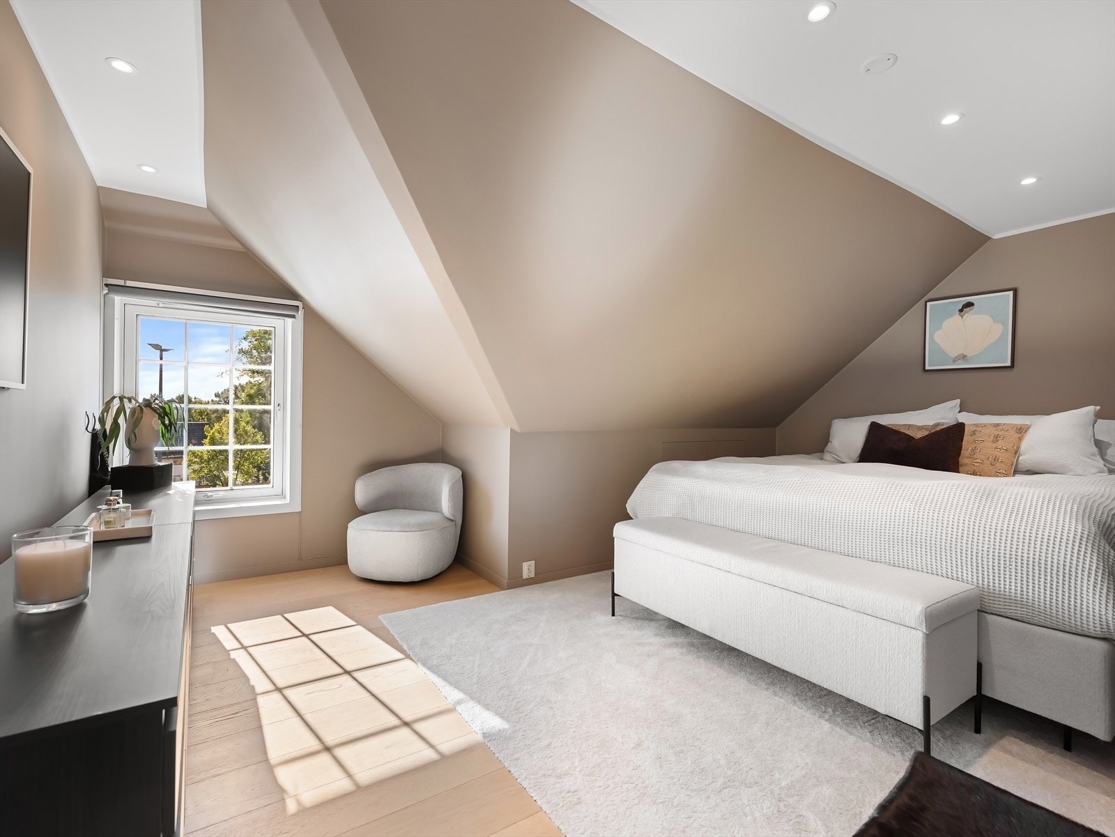 Det er to gode soverom - Her hovedsoverom med garderobe og god plass til stor dobbeltseng. Galleribilde