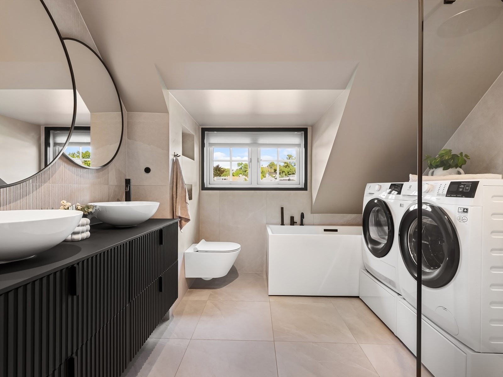 Meget delikat og romslig bad nytt i 2022. Mye naturlig lys fra vindu samt store fliser og varmekabler i gulv. Galleribilde