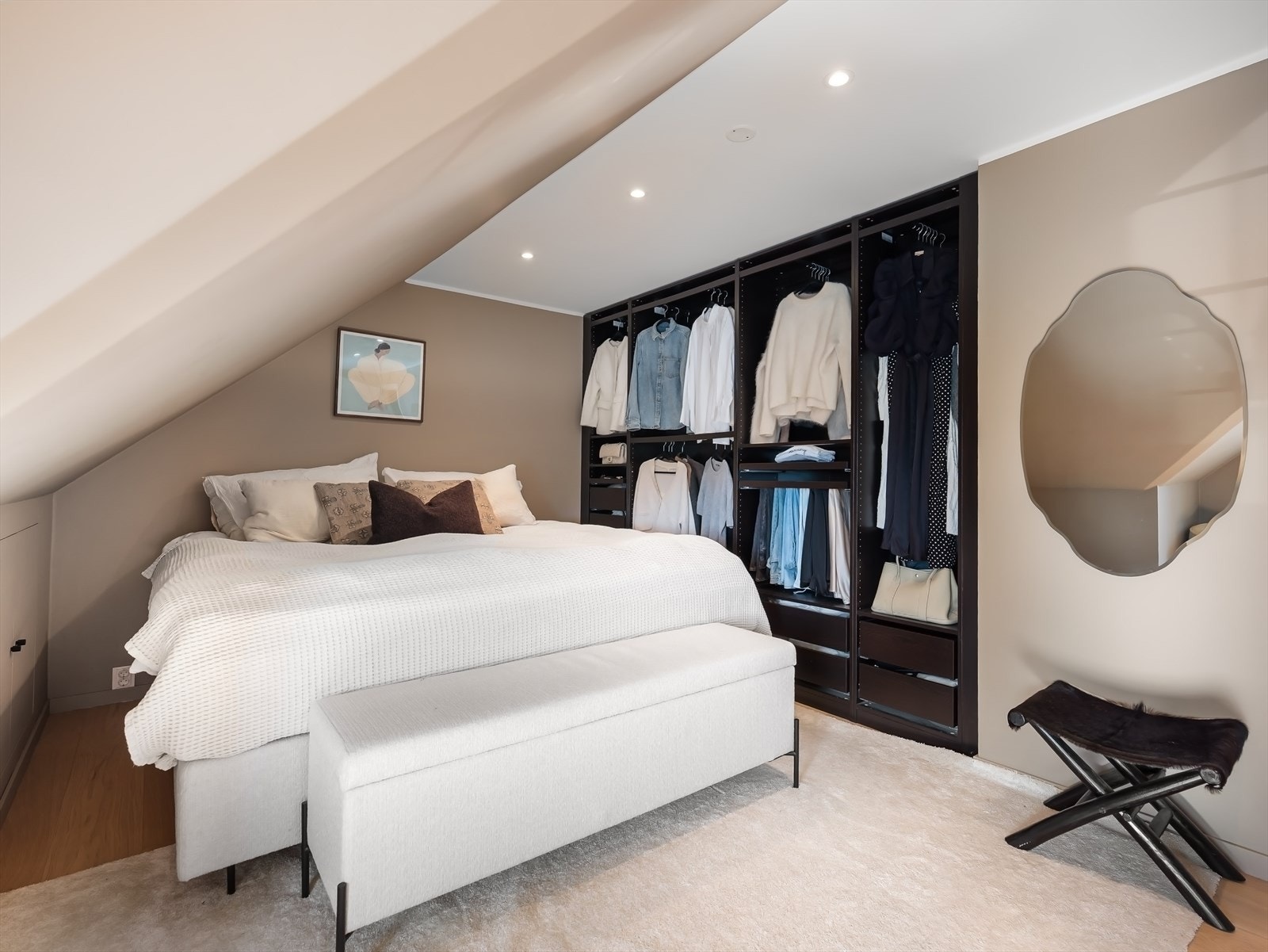 Godt med oppbevaring i innfelt garderobe. I tillegg skap under himling. Galleribilde