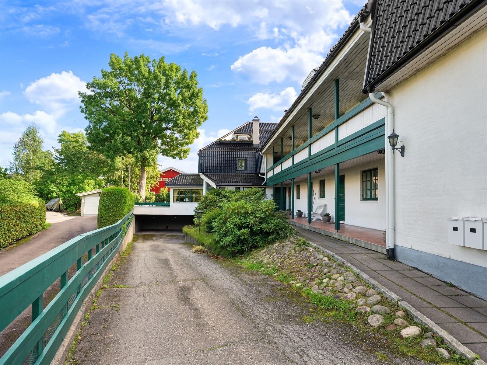 Nedkjøring til garasjekjeller ved innkjøringen til sameiet. Galleribilde