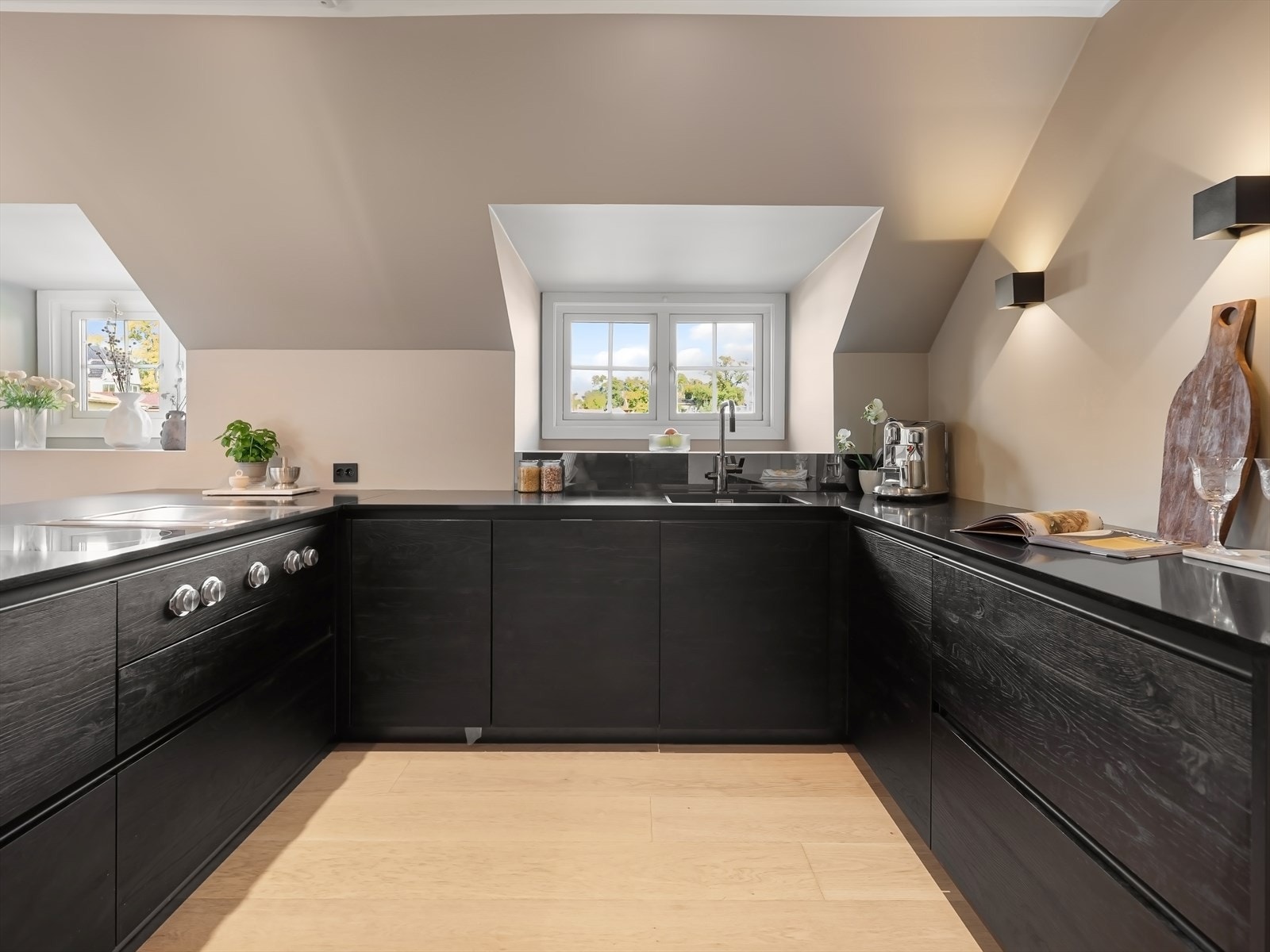 Rikelig med oppbevaringsplass og flere, fine soner for matlaging. Galleribilde