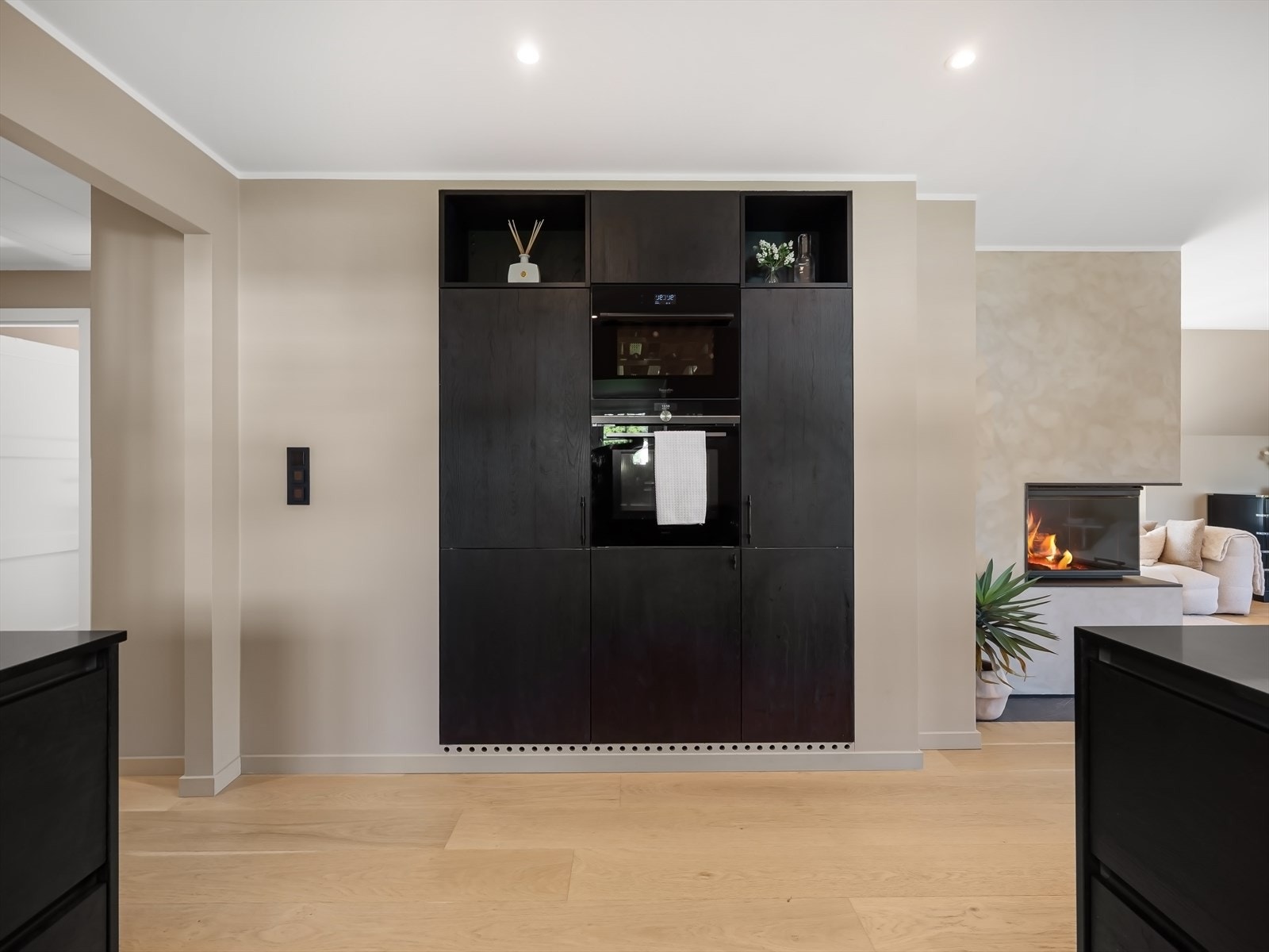 Eksklusive integrerte hvitevarer med, induksjonstopp, stekeovn, oppvaskmaskin, vinkjøler, kjøleskap og fryser. Galleribilde