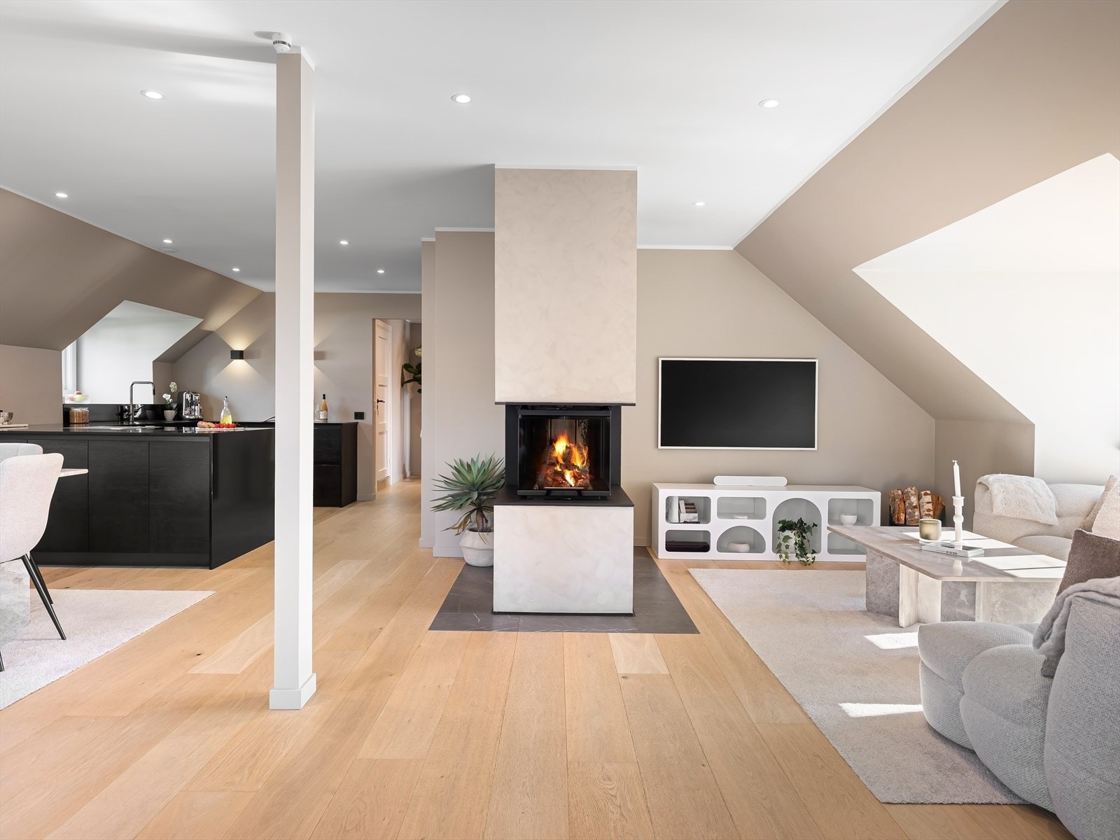 Kjøkken er i åpen løsning mot stue og samtidig tilbaketrukket fra sofasone. Galleribilde