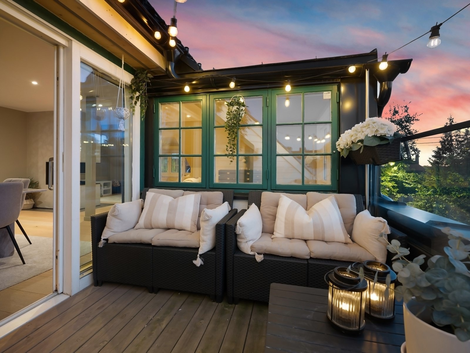 Utgang via bred skyvedør. Utstyrt med stikkontakt og belysning. Ny sveisemembran i 2021, i regi av sameiet. Galleribilde