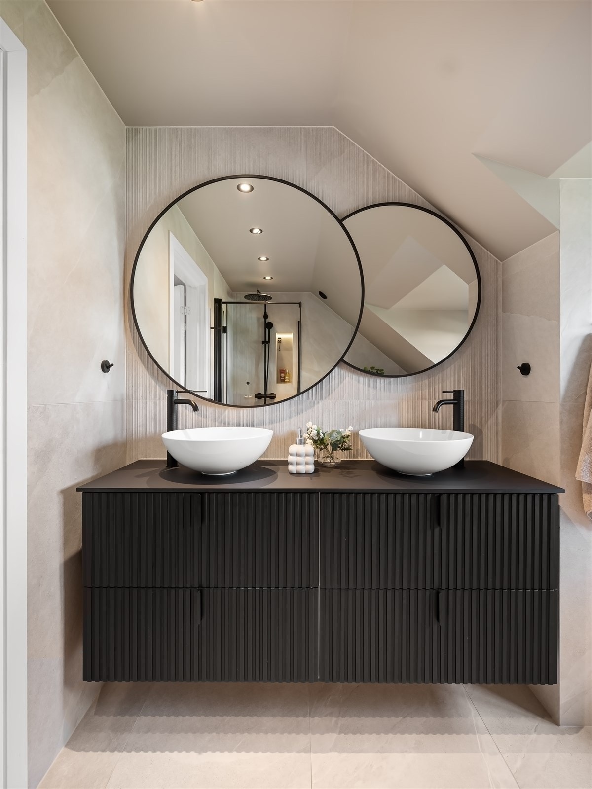 Pen innredning med to servanter fra Gessi, profilerte fronter og godt med oppbevaringsplass. Galleribilde