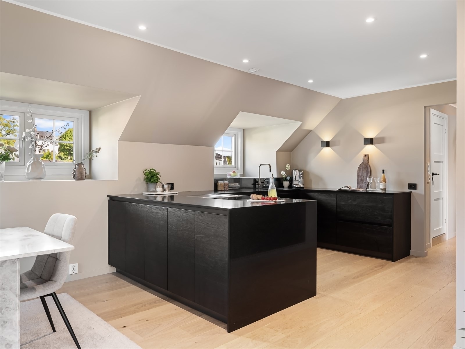 Rotpunkt kjøkken fra 2020. Pene, slette fronter, steinkompositt benkeplate med planlimt kum i kompositt og integrerte hvitevarer. Galleribilde