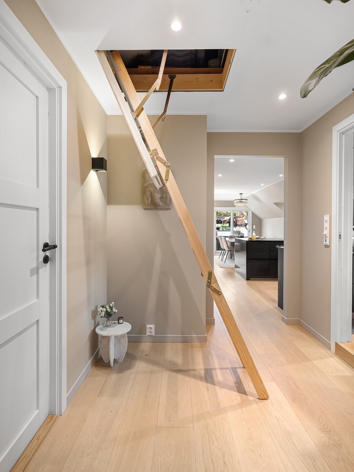 Rikelig med lagringsplass i loft/kneloft med ca. 55 kvm gulvareal. Nedtrekkbar stige. Galleribilde