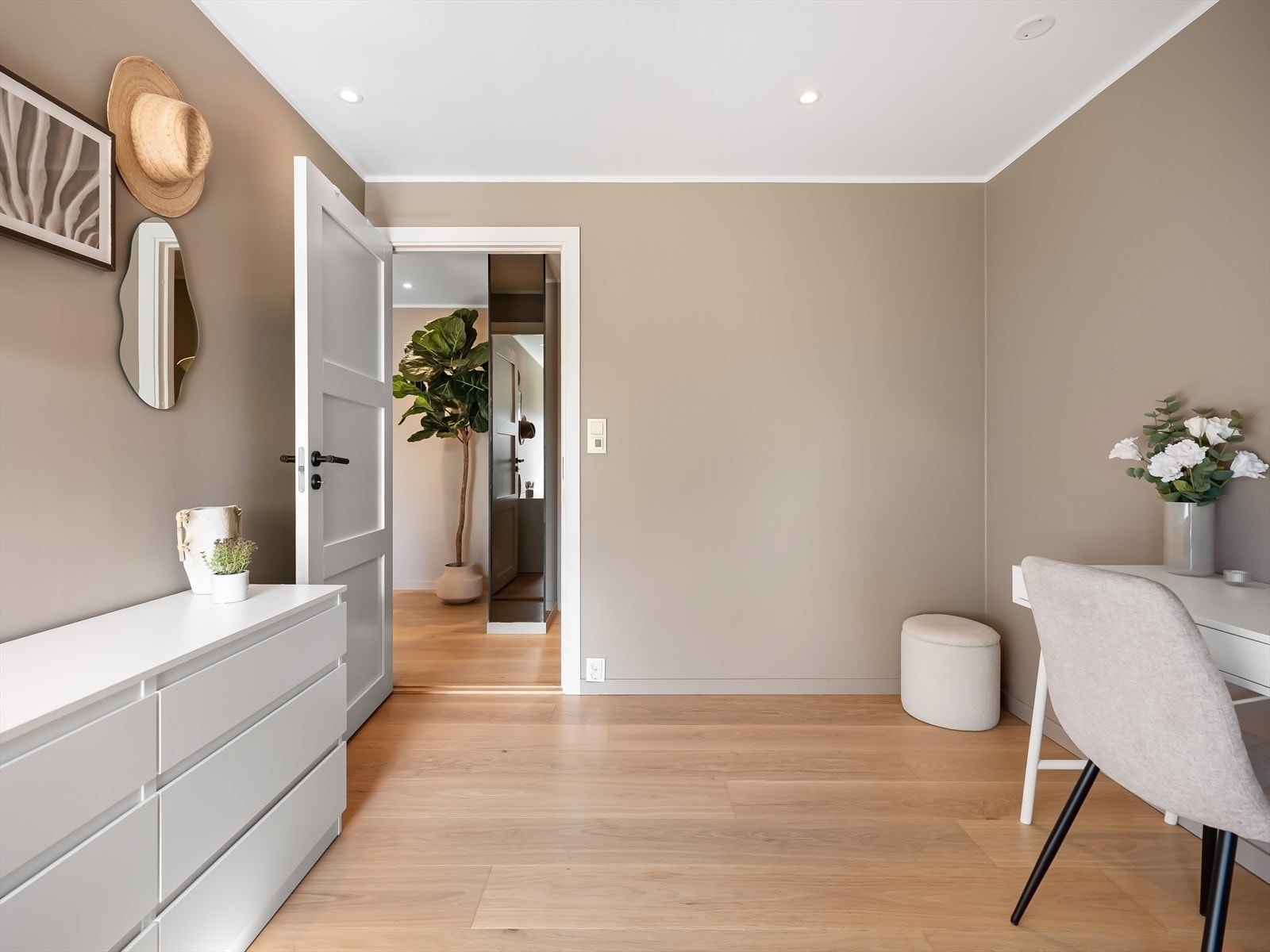 Inngang til soverom fra gang. Galleribilde