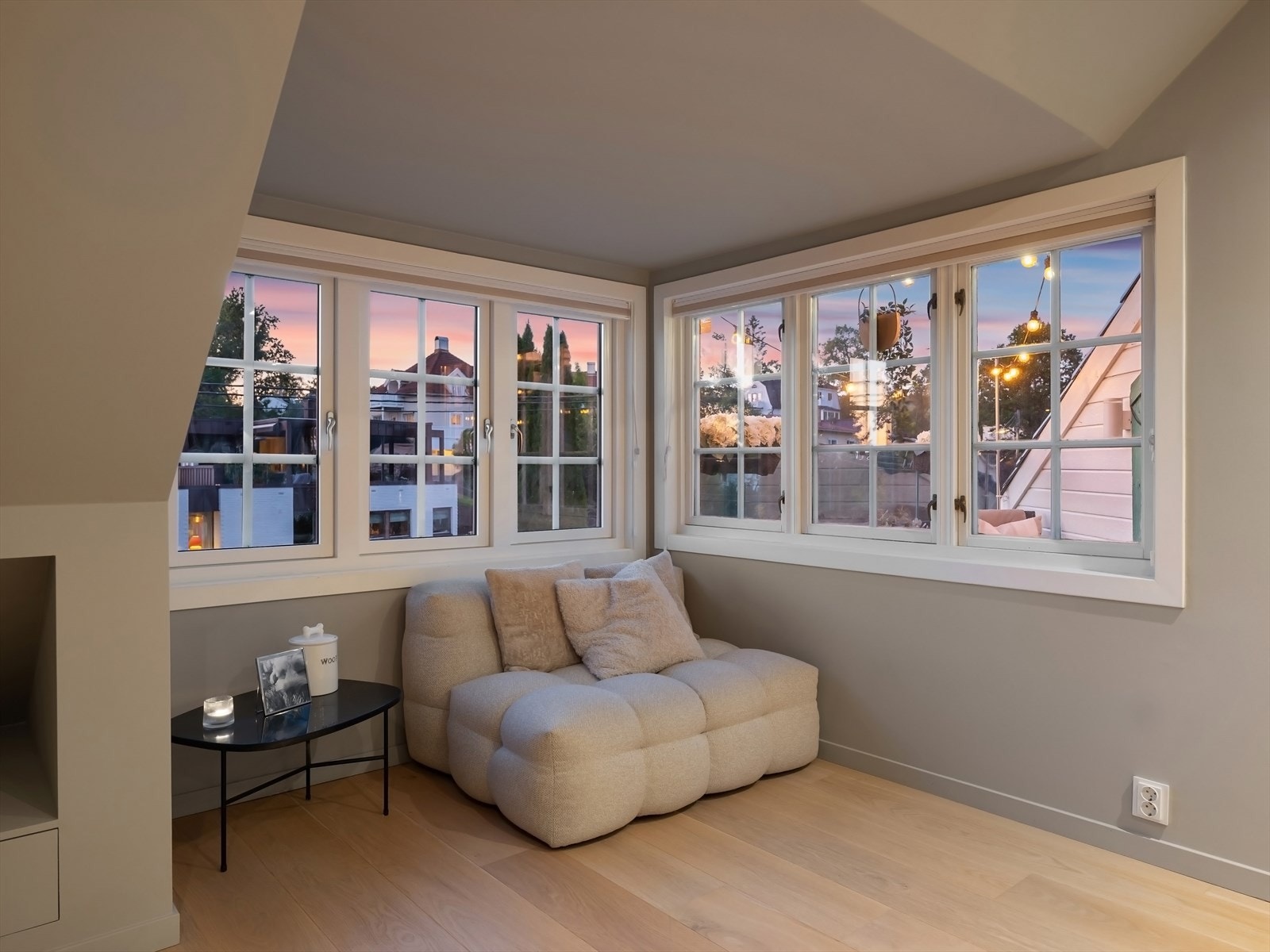 Toppleilighet med store vindusflater på tre kanter av boligen. Galleribilde