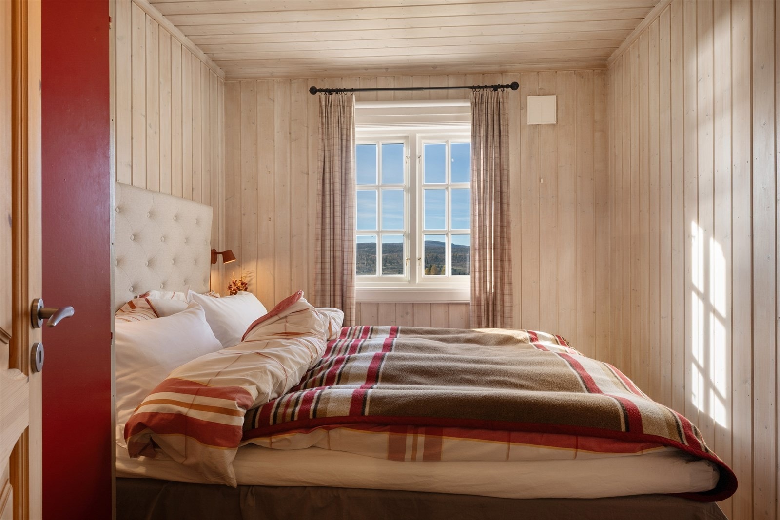 Hovedsoverom - det er til sammen tre soverom i hytta. Galleribilde